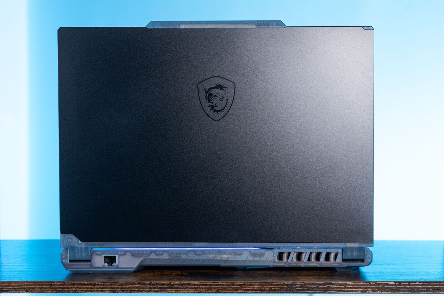 Msi cyborg 14 mavi arka plana karşı açık kapak