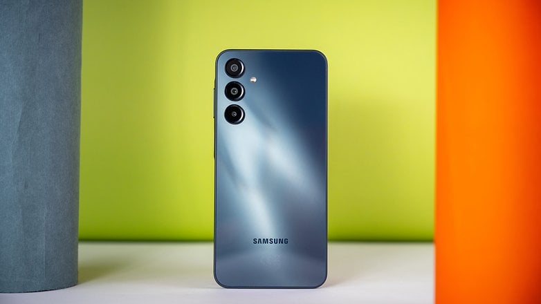 Renkli bir arka planda Samsung Galaxy A16 5G akıllı telefonun arka görünümü. Renkli bir arka planda Samsung Galaxy A16 5G akıllı telefonun arka görünümü.