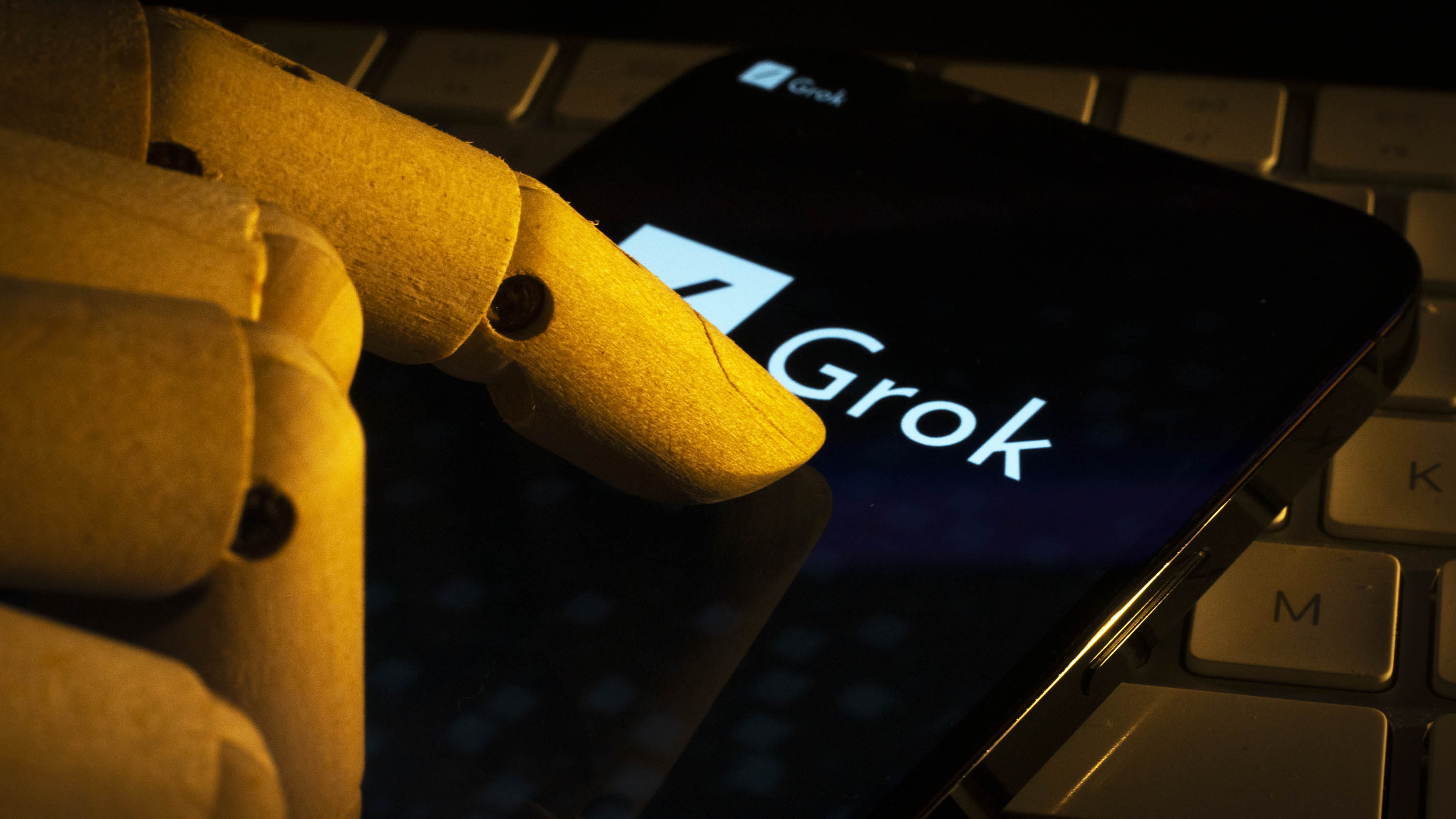 Robot eliyle Grok AI.