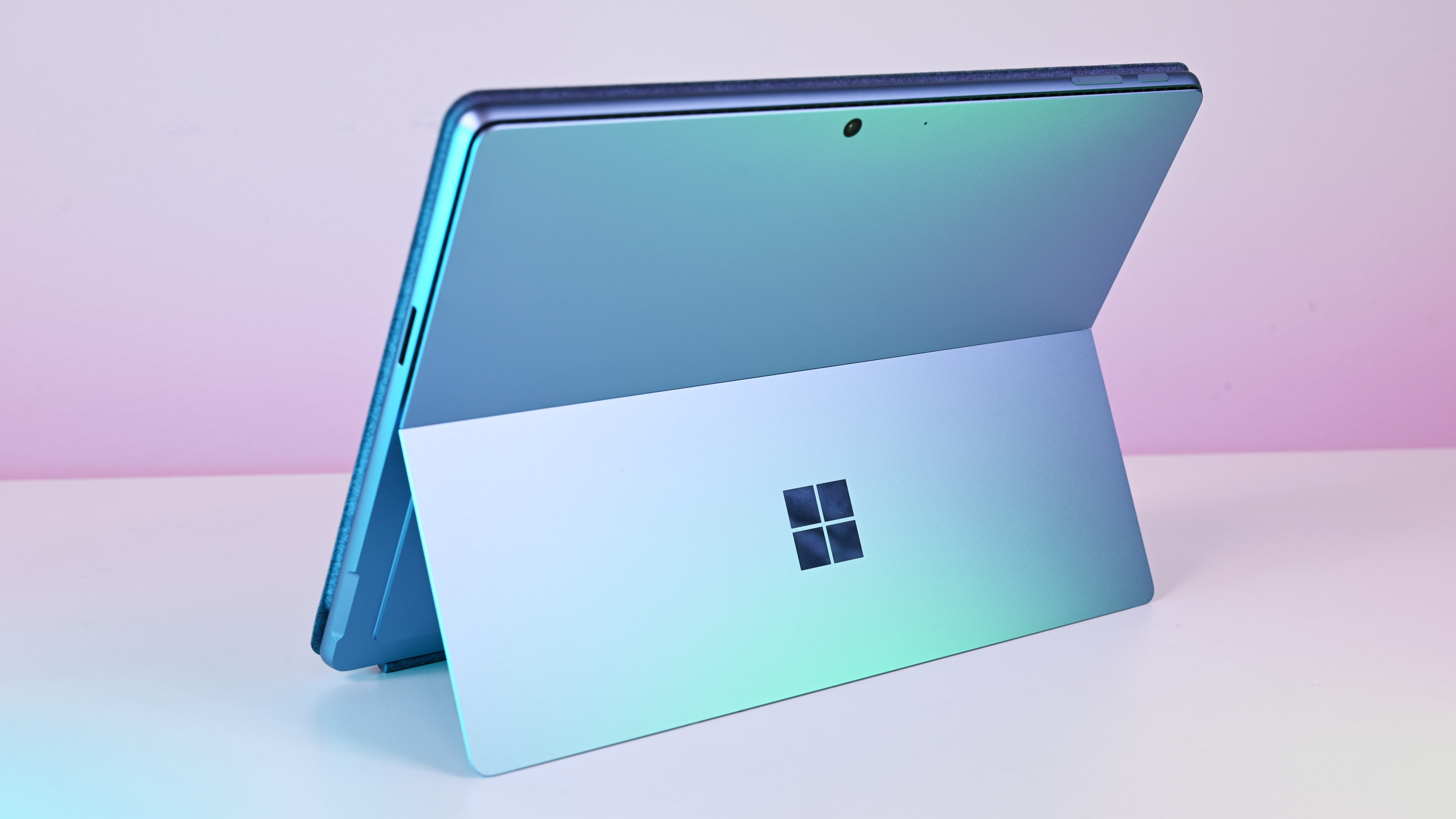 Qualcomm Snapdragon X Elite ile Microsoft Surface Pro 11