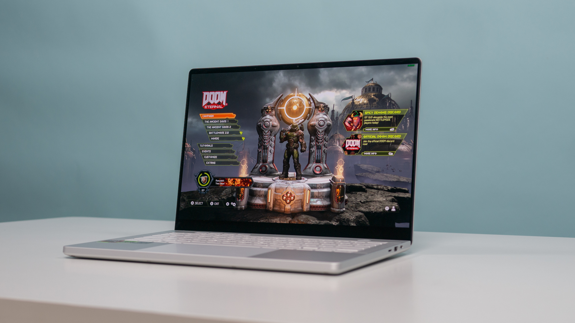 Asus ROG Zephyrus G14 (2024) bir masanın üzerinde