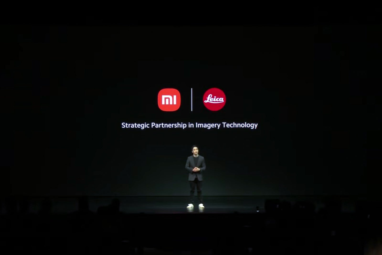 Leica CEO'sunun Xiaomi 14 Ultra duyurusu sırasında sahneye çıkmasından birkaç dakika önce. - OnePlus 13'ten Xiaomi 14 Ultra'ya: Kamera ortaklıkları gerçekten işe yarıyor mu?