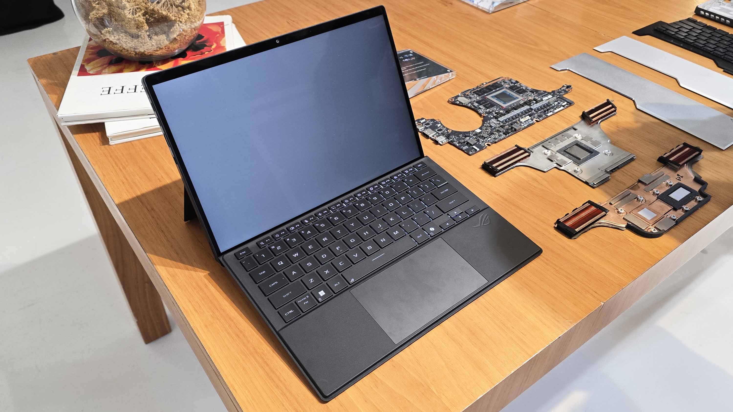 ASUS ROG Flow Z13 (2025) masanın üzerinde.