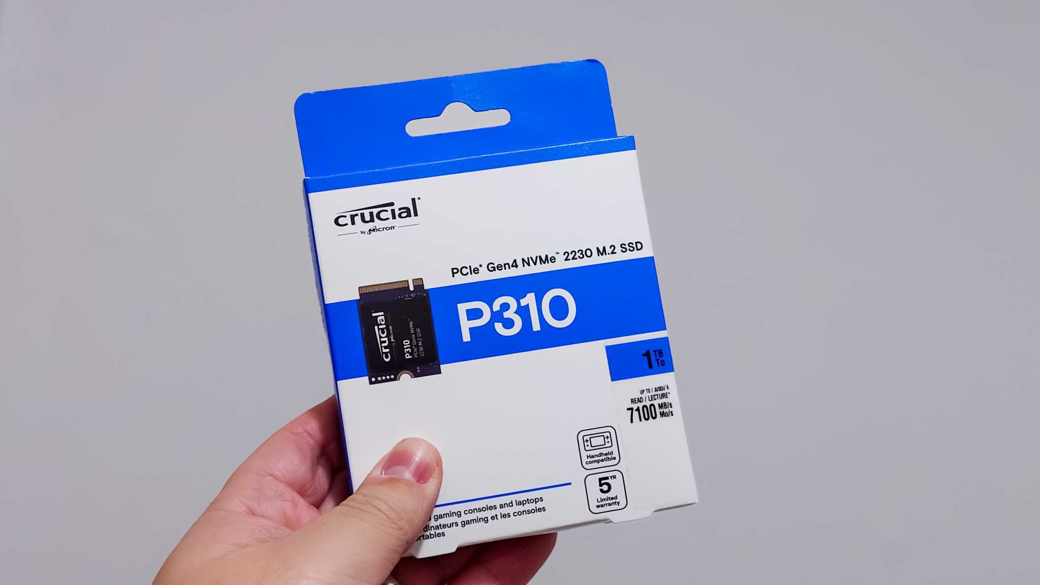 Steam Deck ve ROG Ally için Crucial P310 m.2 2230 SSD perakende kutusunda.