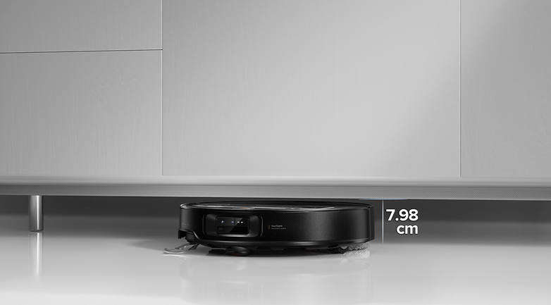 Roborock Saros Z70 elektrikli süpürge robotu bir dolabın altında, yüksekliği 7,98 cm olarak işaretlenmiştir.