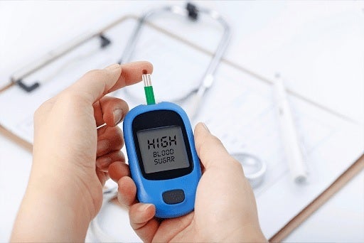 Bir diyabetik kan şekerini bir glukometre kullanarak test eder. | Image Credit -Lotus Diagnostic - Samsung, Apple Battle bu büyük akıllı saat özelliğini sunacak ilk
