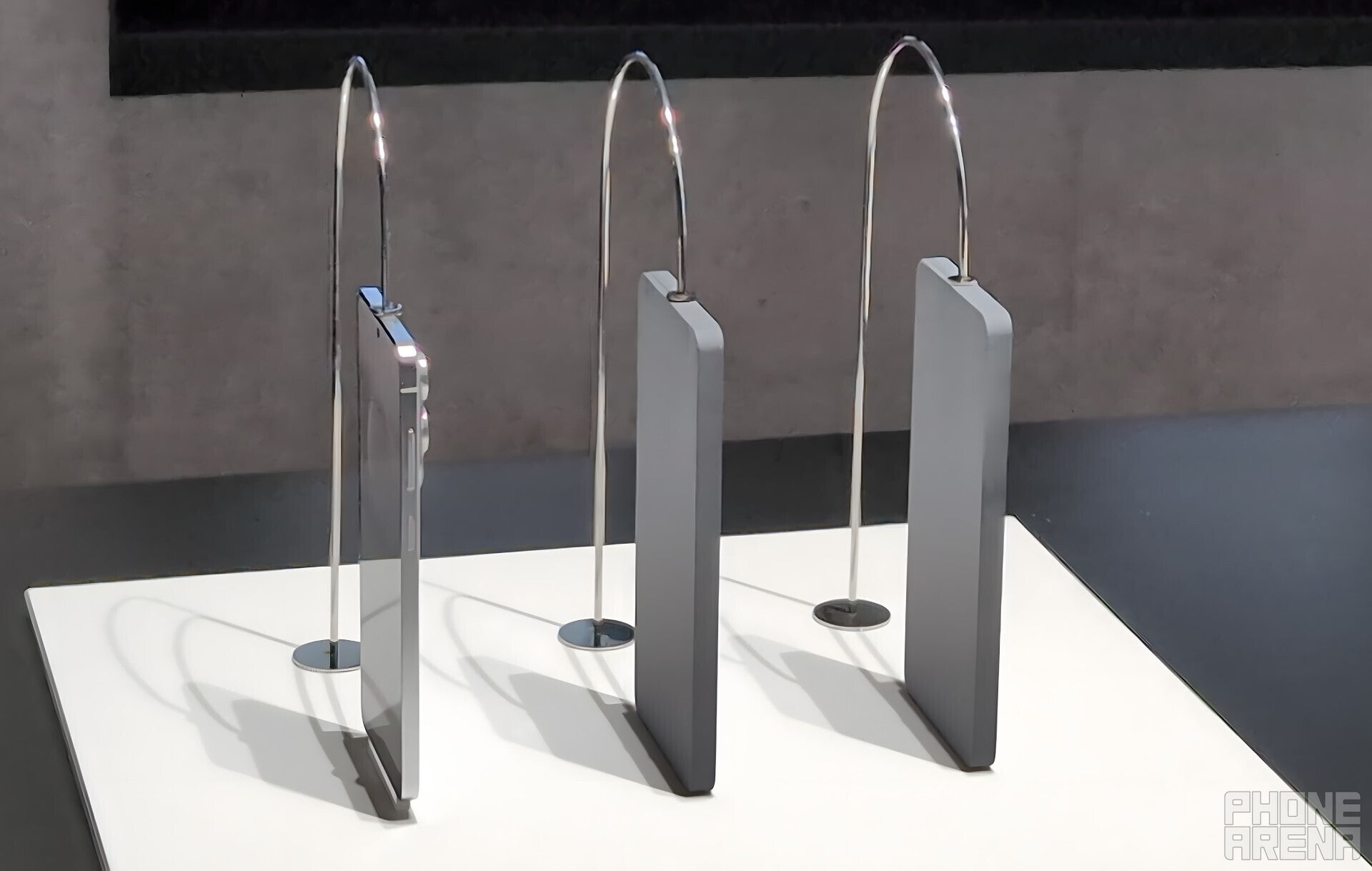 Samsung'un demo bölgesindeki Galaxy S25 Edge, iki kukla telefon şeklinin yanına yerleştirilmiş, 