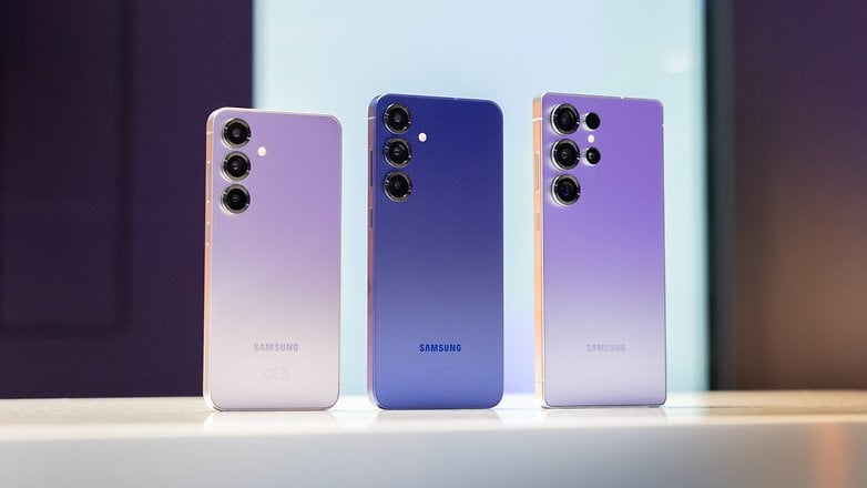 Bir masada degrade renklerde sunulan üç Samsung Galaxy S25 akıllı telefon. Bir masada degrade renklerde sunulan üç Samsung Galaxy S25 akıllı telefon.