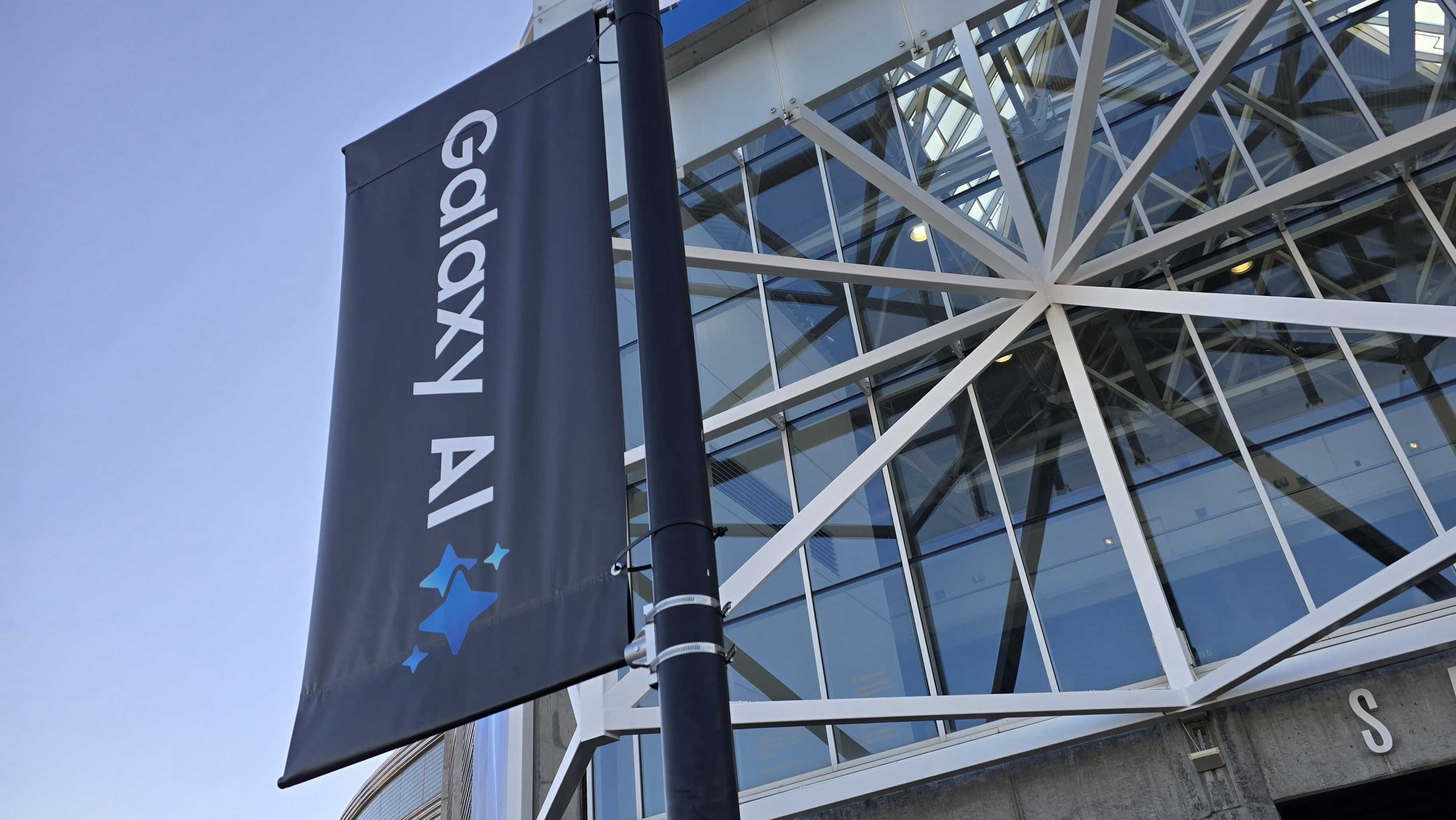 Samsung Galaxy Unpacked 2025'in dışındaki Galaxy AI bayrağı