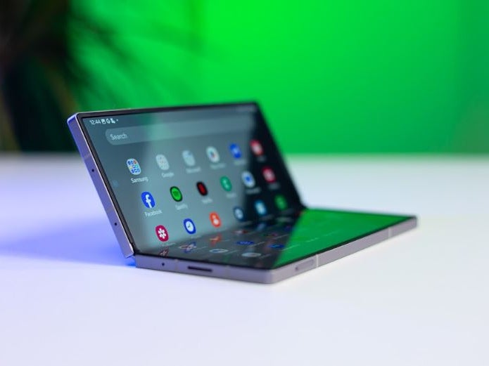 Katlanabilir telefonlar daha az tekdüze bir ekran pahasına daha fazla ekran gayrimenkul sağlar. | Resim Kredisi - Phonearena - Samsung sadece bir bütçe galaxy z katlanabilir mi?