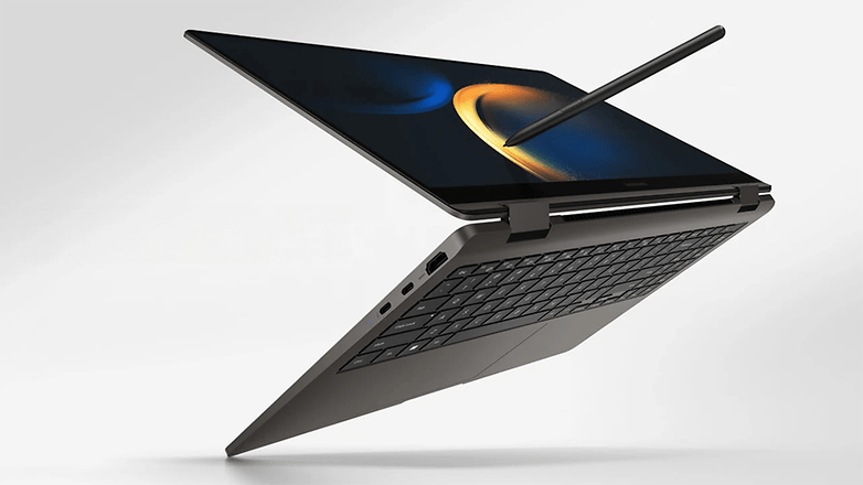 Samsung Galaxy Book 3 NP730QFG-KA1DE dizüstü bilgisayar, kalemle, eğik görünüm. Samsung Galaxy Book 3 NP730QFG-KA1DE dizüstü bilgisayar, kalemle, eğik görünüm.