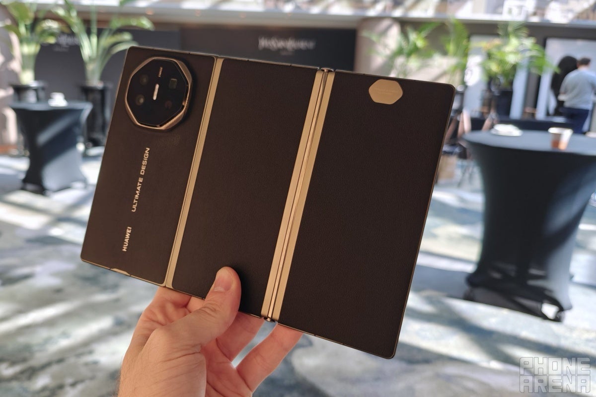 Samsung'un ilk üçe katlanabilir telefonu Huawei Mate XT'ye benzer ama aynı zamanda çok farklı olmalı. - Samsung'un ilk üçe katlanabilir telefonunun çok yüksek bir fiyatla 2025'te sınırlı sayıda piyasaya sürüleceği bildiriliyor