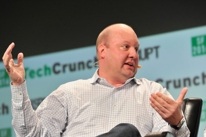 Marc Andreessen TechCrunch Disrupt sırasında sahnede konuşuyor.