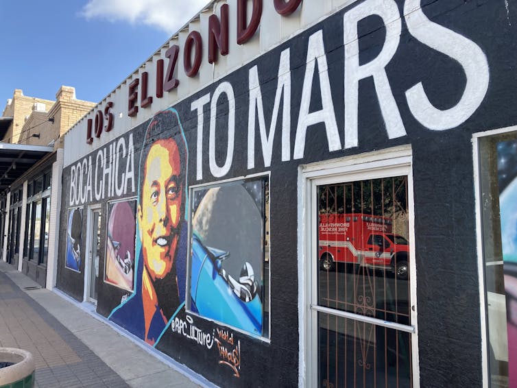 Brownsville, Teksas Yüzü'ndeki Elon Musk'ların bir duvar resmi, birçok Teksas topluluğunda sahip olduğu kamu desteğini yansıtıyor.
