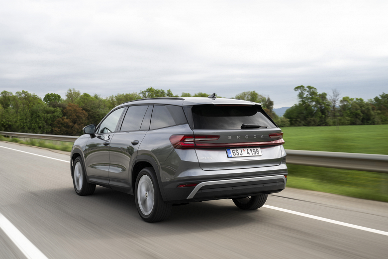 Tamamen yeni dört tekerlekten çekişli Skoda Kodiaq 2024, Rusya'ya ve hatta 7 koltuklu versiyonuna getirildi. Fiyat - 4,95 milyon ruble