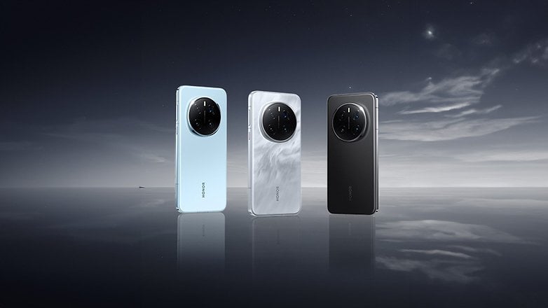 Alacakaranlık arka planında mavi, beyaz ve siyah renkte üç HONOR Magic 7 Pro akıllı telefon. Alacakaranlık arka planında mavi, beyaz ve siyah renkte üç HONOR Magic 7 Pro akıllı telefon.