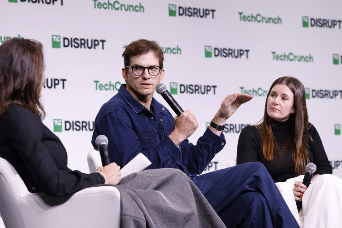 SAN FRANCISCO, California - 29 Ekim: (LR) Ashton Kutcher ve Effie Epstein, 29 Ekim 2024'te San Francisco, California'da Moscone Center'da TechCrunch 2024 GÜNÜNDEN YASAKLARDA SADECE konuşuyorlar. (Fotoğraf: TechCrunch için Kimberly White/Getty Images)