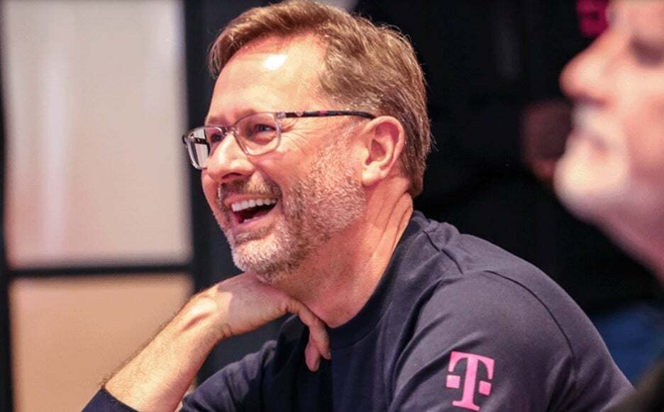 T-Mobile CEO'su Mike Sievert gülümsüyor; aracılık hesabının değerine mi bakıyor?