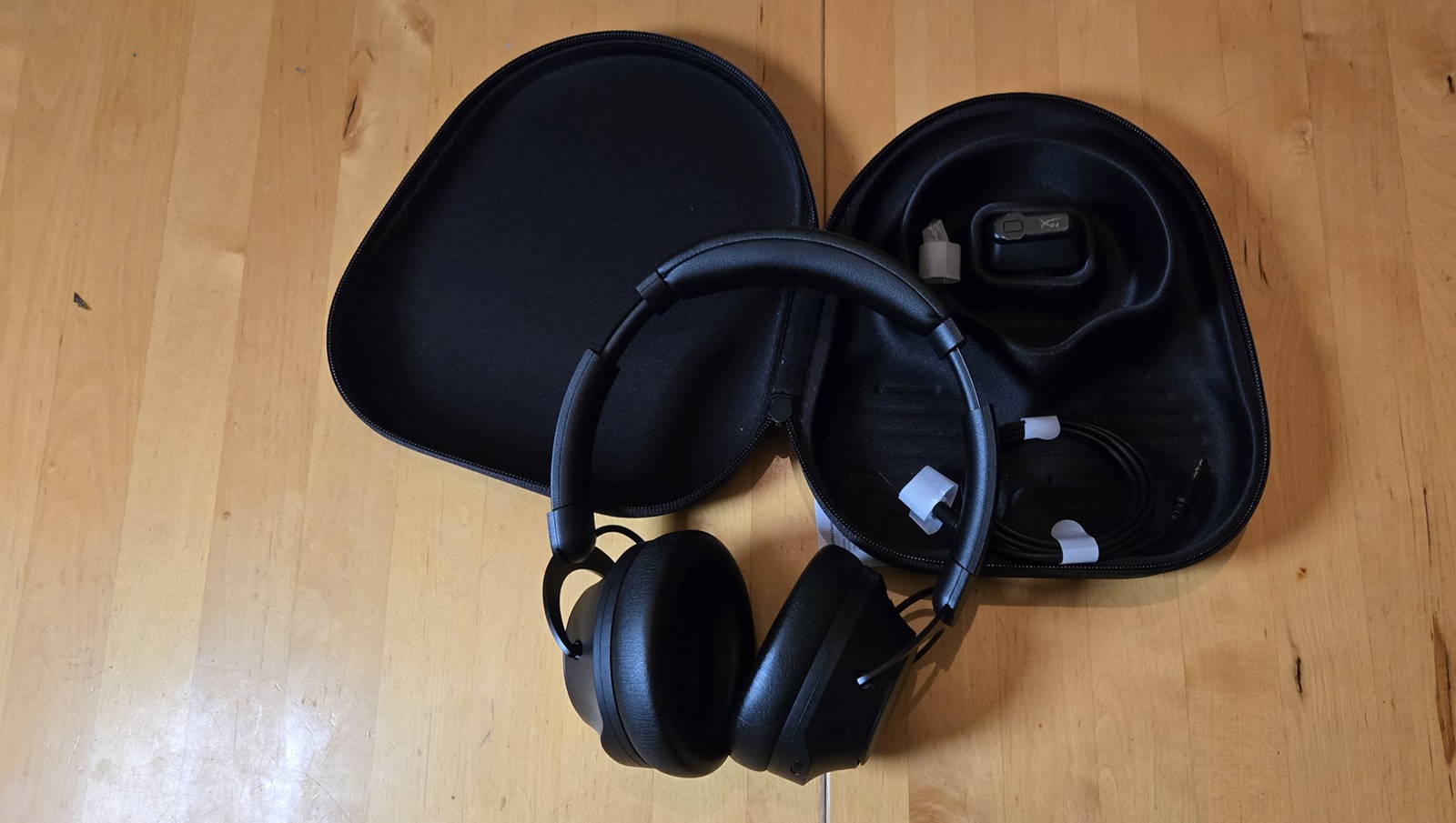 HyperX Cloud MIX 2 kulaklık ve taşıma çantası
