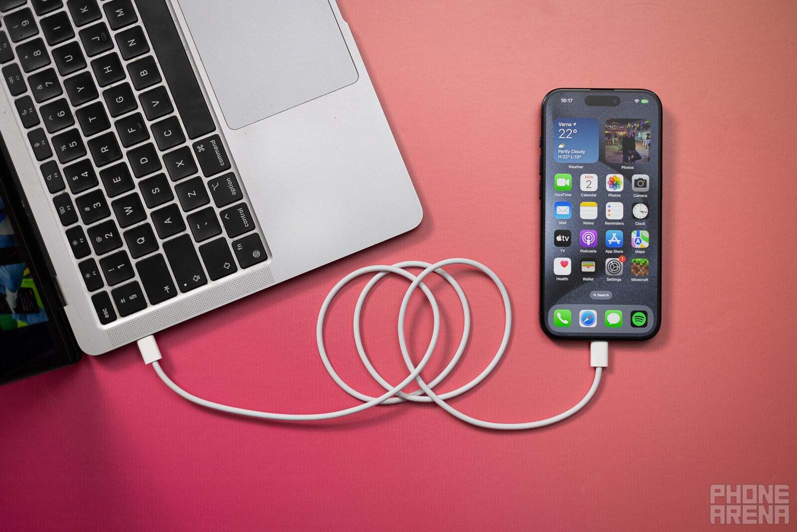 USB-C kablosu kullanılarak MacBook'a bağlanan bir iPhone'un görüntüsü
