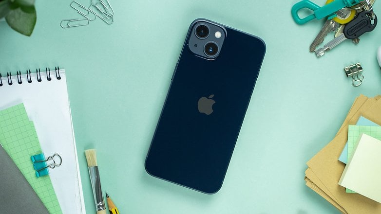 iPhone 13'ün arkası