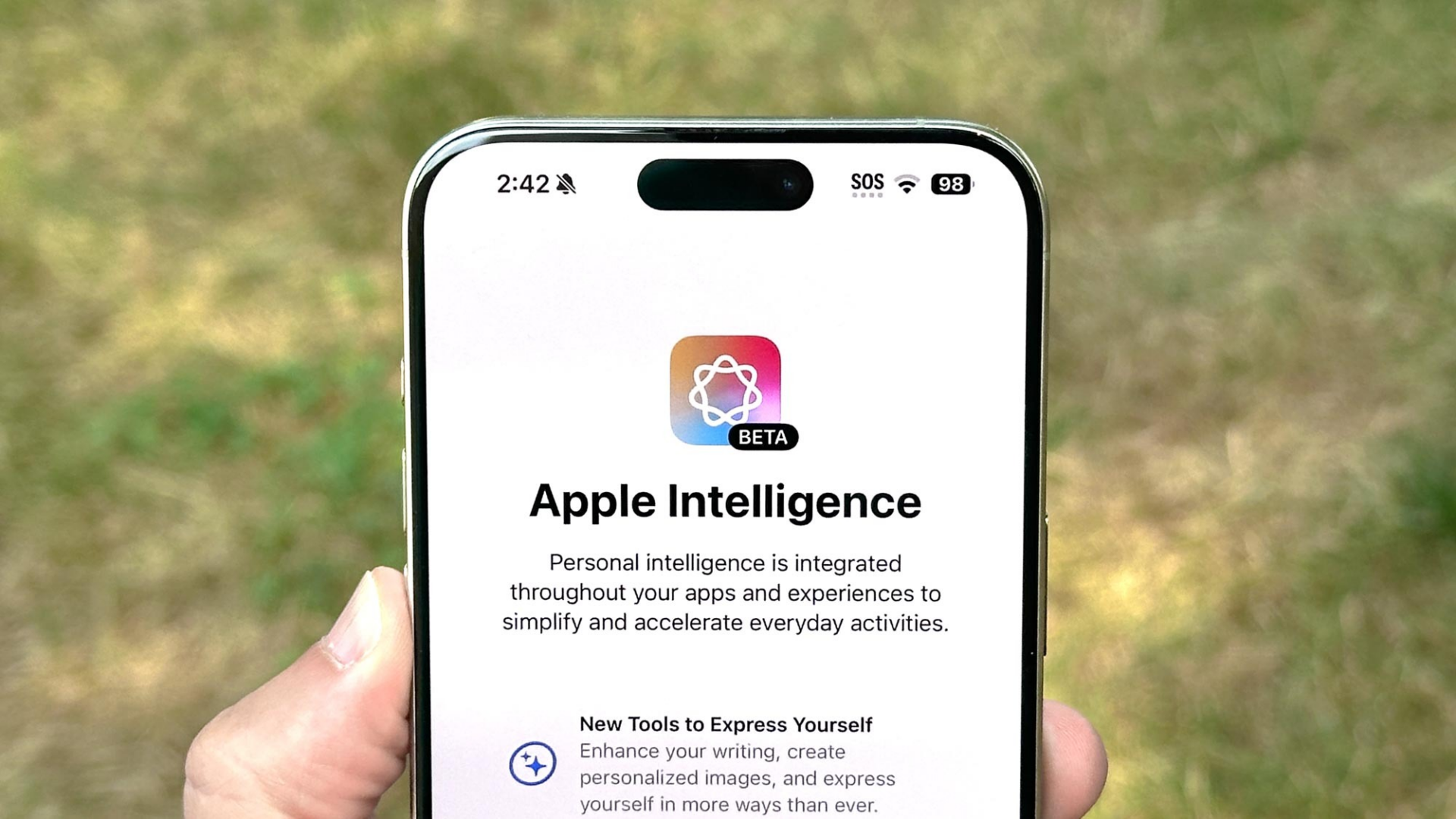 Bir iPhone ekranında Apple Intelligence