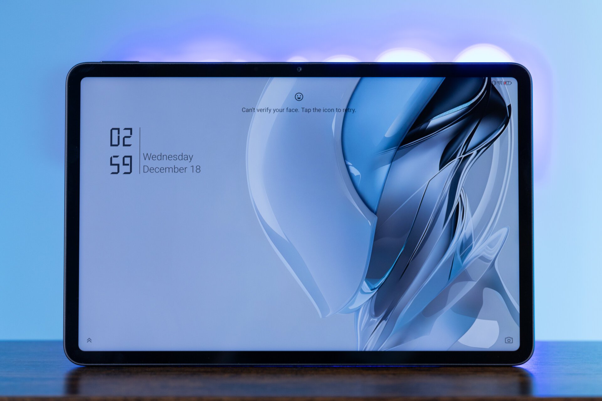 Neon Gizmodo İşaretinin Önünde Redmagic Nova Gaming Tablet