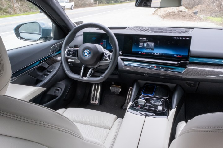 BMW i5 sürücü koltuğu