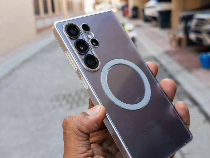 Eldeki telefona bağlı Galaxy S25 Ultra Manyetik Şarj Kapağı'nın arkası