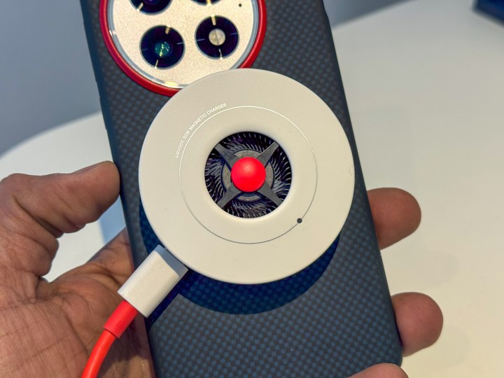Eldeki OnePlus 13'e bağlı OnePlus 50W Airvooc şarj cihazı