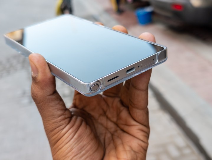 Eldeki telefona bağlı Galaxy S25 Ultra Manyetik Şarj Kapağı üzerindeki USB bağlantı noktası
