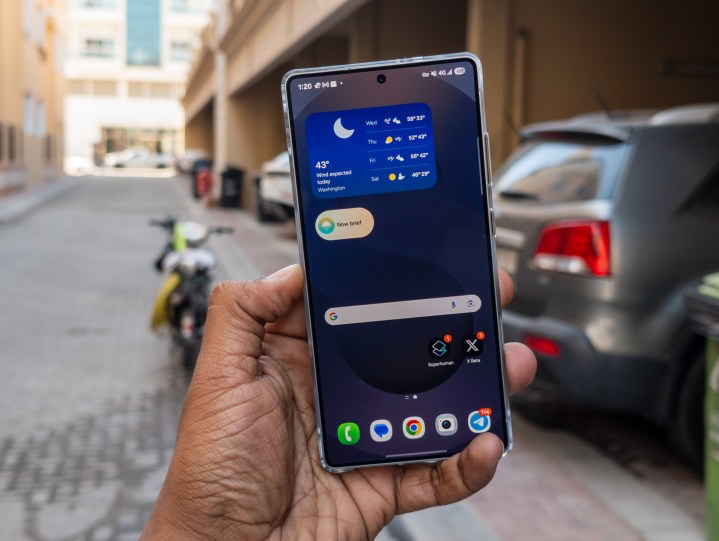 Elde bağlı Galaxy S25 Ultra Manyetik Şarj Kapağı
