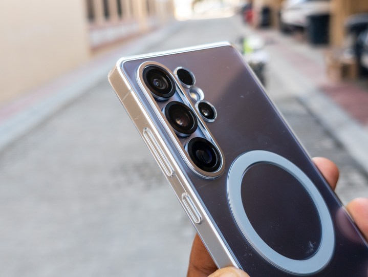 Galaxy S25 Ultra Kameraların Galaxy S25 Ultra Manyetik Şarj Kapağı Elde Bağlı
