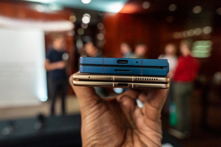 Galaxy Z Fold 6'ya kıyasla Onur Magic V3 USB bağlantı noktası