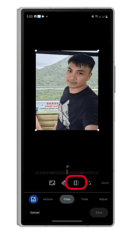 Bir kişi bir dağ manzarasının önünde bir selfie yapar, düzenleme seçenekleri akıllı telefon ekranında görüntülenir.