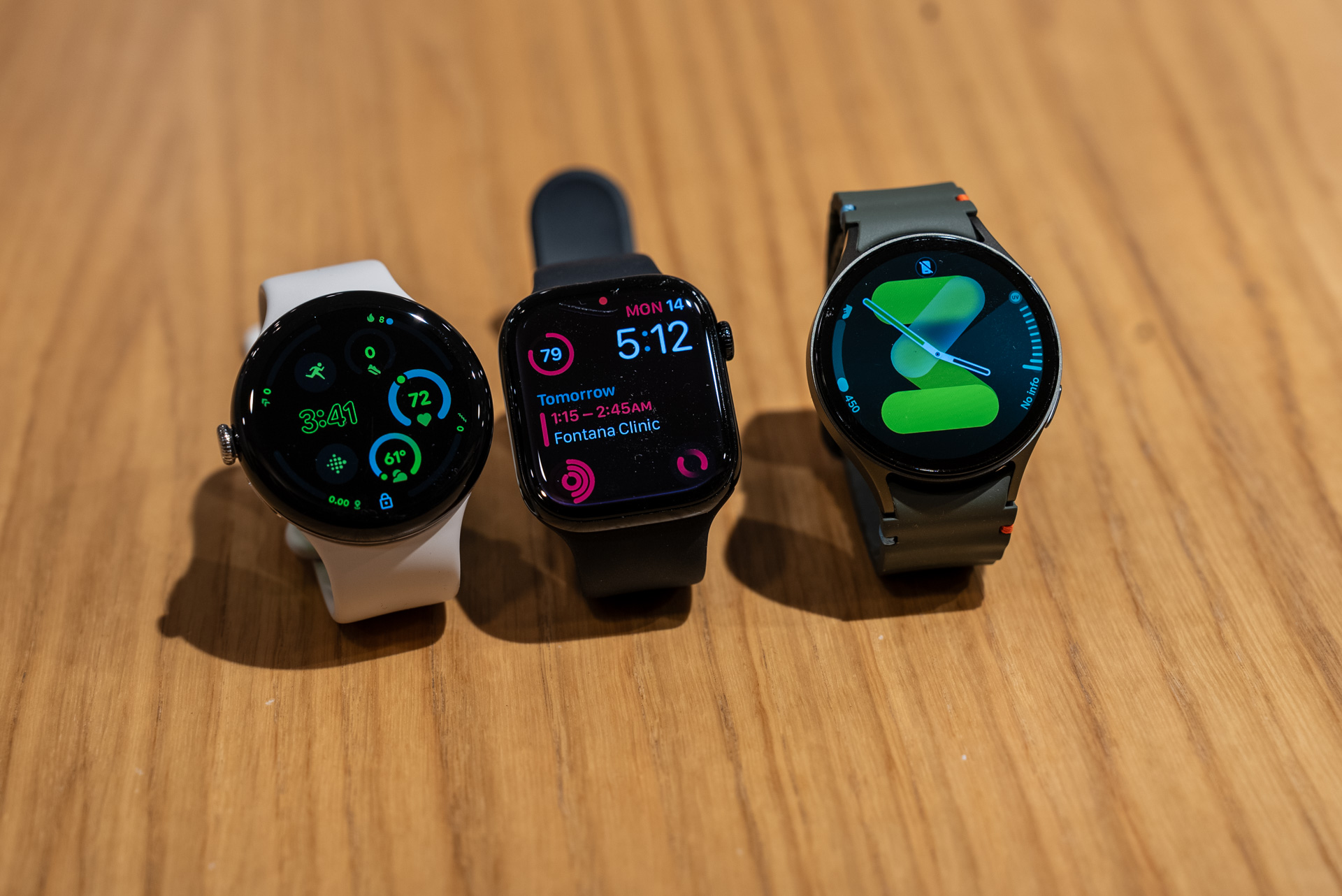 Pixel Watch 3, Apple Watch Serisi 10 ve Galaxy Watch 7, yan yana.