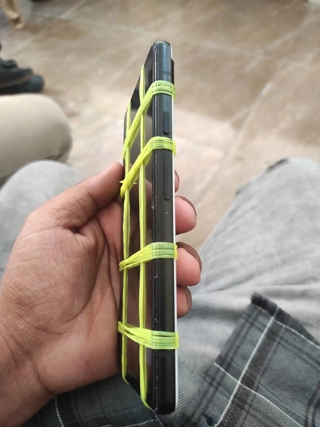 Pixel 6A'yı lastik bantlarla birlikte tutmak kimyasalların serbest bırakılmasına neden olabilir.
