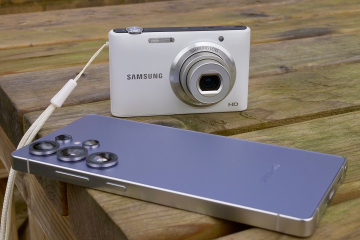 Samsung Galaxy S25 Ultra ile Samsung ST72 kamera.