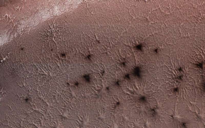 Mars'taki tuhaf özellikler karbondioksit gayzerler neden olur