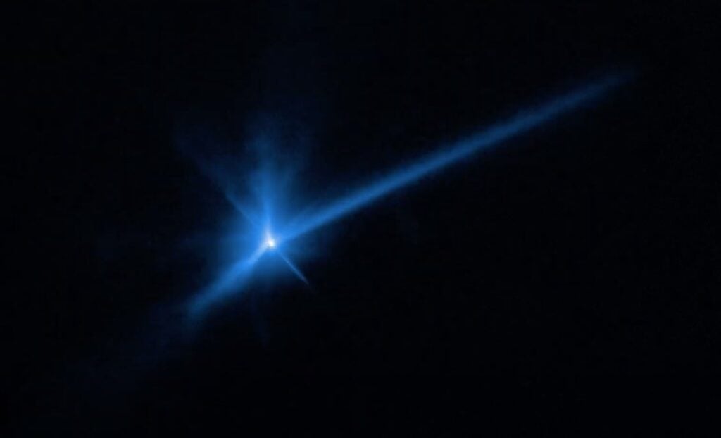 Ejecta, dart etkisinden yaklaşık bir gün sonra dimorphos'tan akıyor.