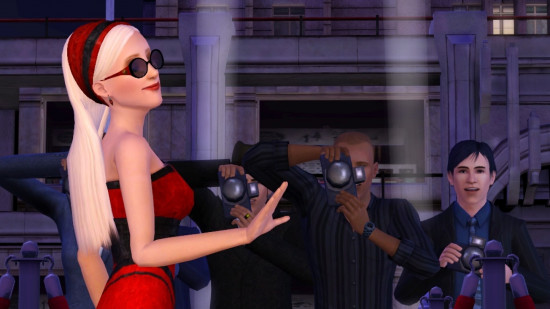 Birkaç fotoğrafçı Sims'te bir kadın ünlünün fotoğrafını çekiyor.