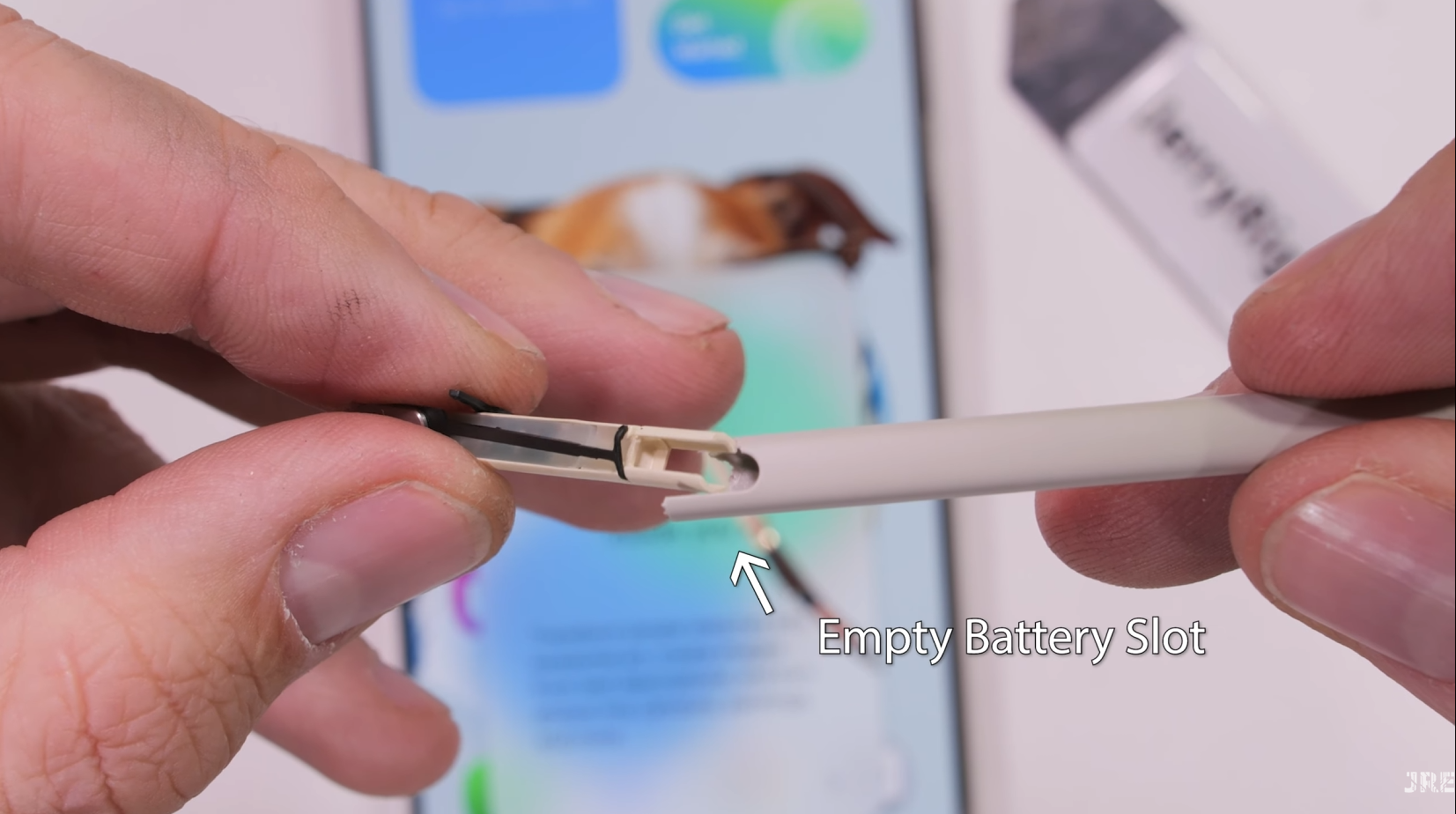 Jerryrigeverything'den Samsung Galaxy S25 Ultra Dayanıklılık Test Videosundan ekran görüntüleri.