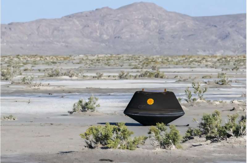 Eylül 2023'te, Bennu'dan bozulmamış örnek içeren bir kapsül, Amerika Birleşik Devletleri'ndeki Utah Çölü'ne inerek Dünya'ya döndü. Kredi: Keegan Barber/NASA Asteroit tozunun yeni analizi, erken güneş sisteminde tuzlu su kanıtı ortaya koyuyor