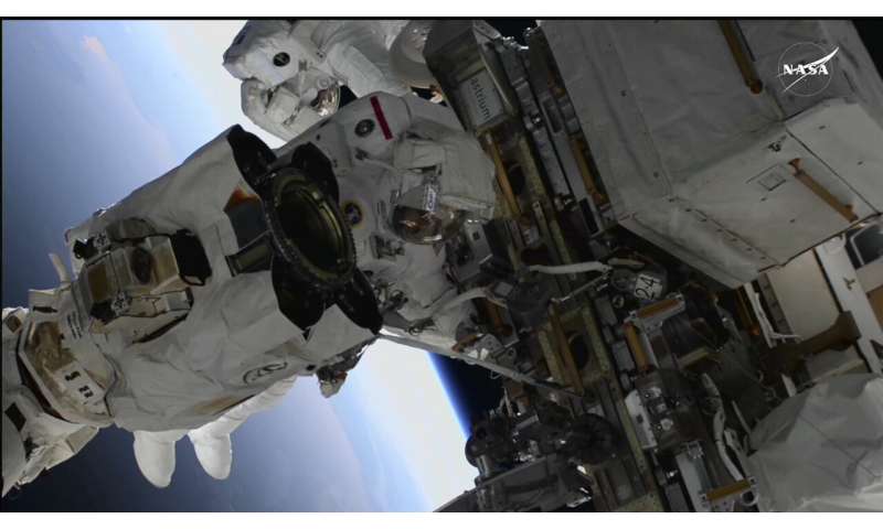 NASA'nın 2 sıkışmış astronotu ilk uzay yürüyüşlerini bir araya getiriyor