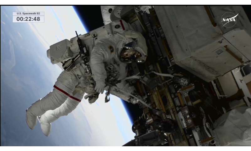 NASA'nın 2 sıkışmış astronotu ilk uzay yürüyüşlerini bir araya getiriyor