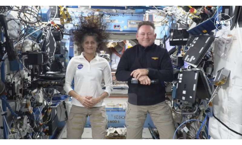 NASA'nın 2 sıkışmış astronotu ilk uzay yürüyüşlerini bir araya getiriyor