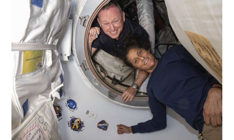 NASA'nın 2 sıkışmış astronotu ilk uzay yürüyüşlerini bir araya getiriyor