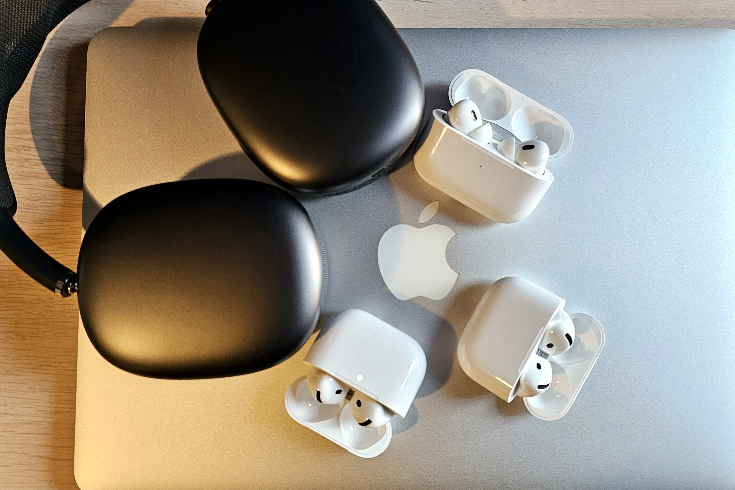 Apple AirPods ve AirPods Max bir MacBook Pro dizüstü bilgisayar üyesinde oturuyor.