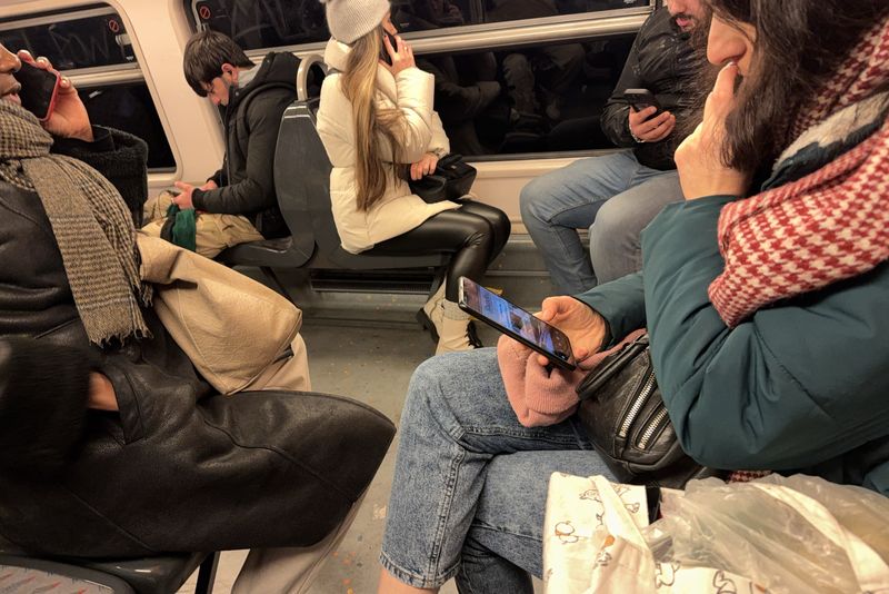 RER treninde gezginler, Ile-de-France, 2025, Ph. Moctar Kane (iPhone 16 Pro Max'te).