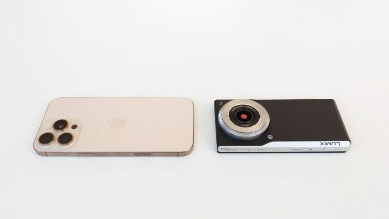 Apple iPhone 16 Pro Max ve Panasonic Lumix CM1, 2014'te yayınlandı, Ph. Moctar Kane.